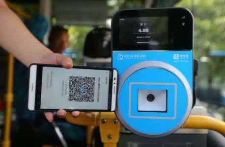 公交車上使用微信掃碼支付，掃碼支付前景巨大